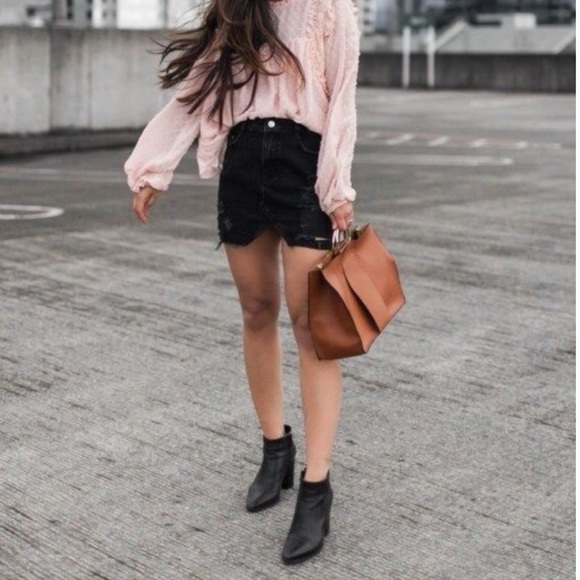 Zara Dresses & Skirts - Zara PRICE FIRM Black denim mini skirt.
